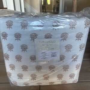 Threshold + Studio McGee Lofty Slub Woodblock Print Floral Quilt Full/Queen